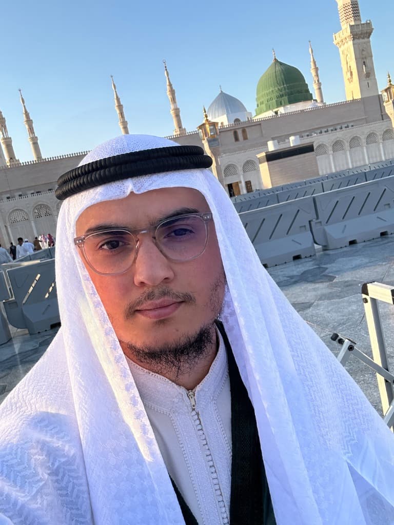 يسين الفلاحي باللباس المغربي الأصيل أمام المسجد النبوي